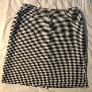 Houndstooth print skirt! Great for work!